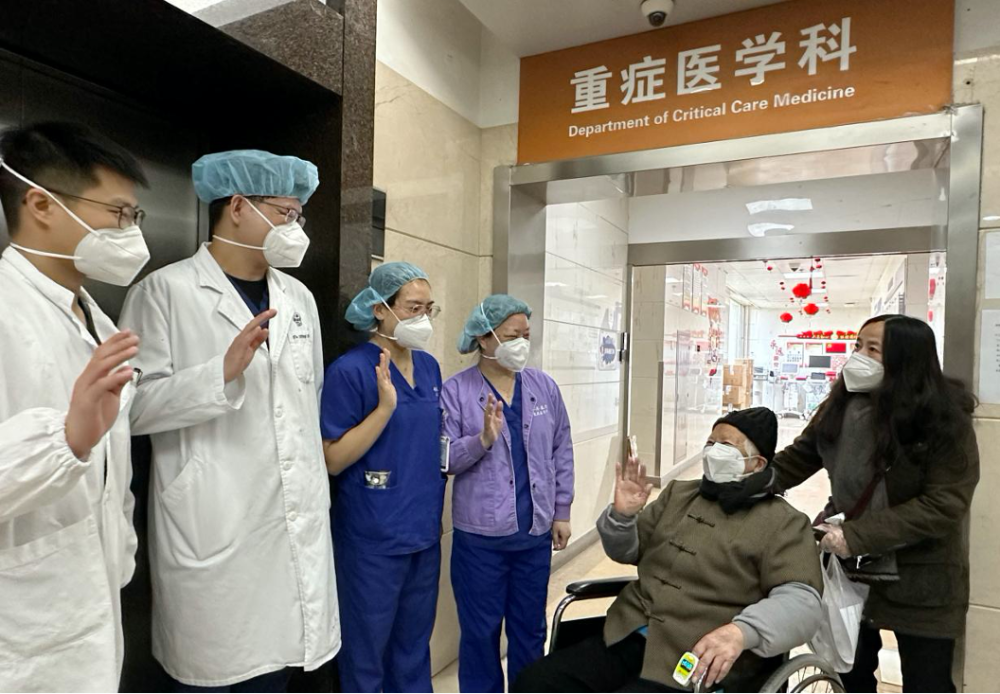 上海88岁新冠重症老人春节前康复出院,与家人团聚