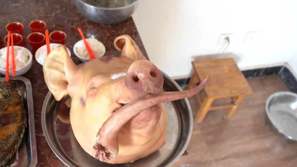 邓丽群介绍:"祭拜就会有鱼,鸡,还会有一个猪头和猪尾,寓意着有头有尾