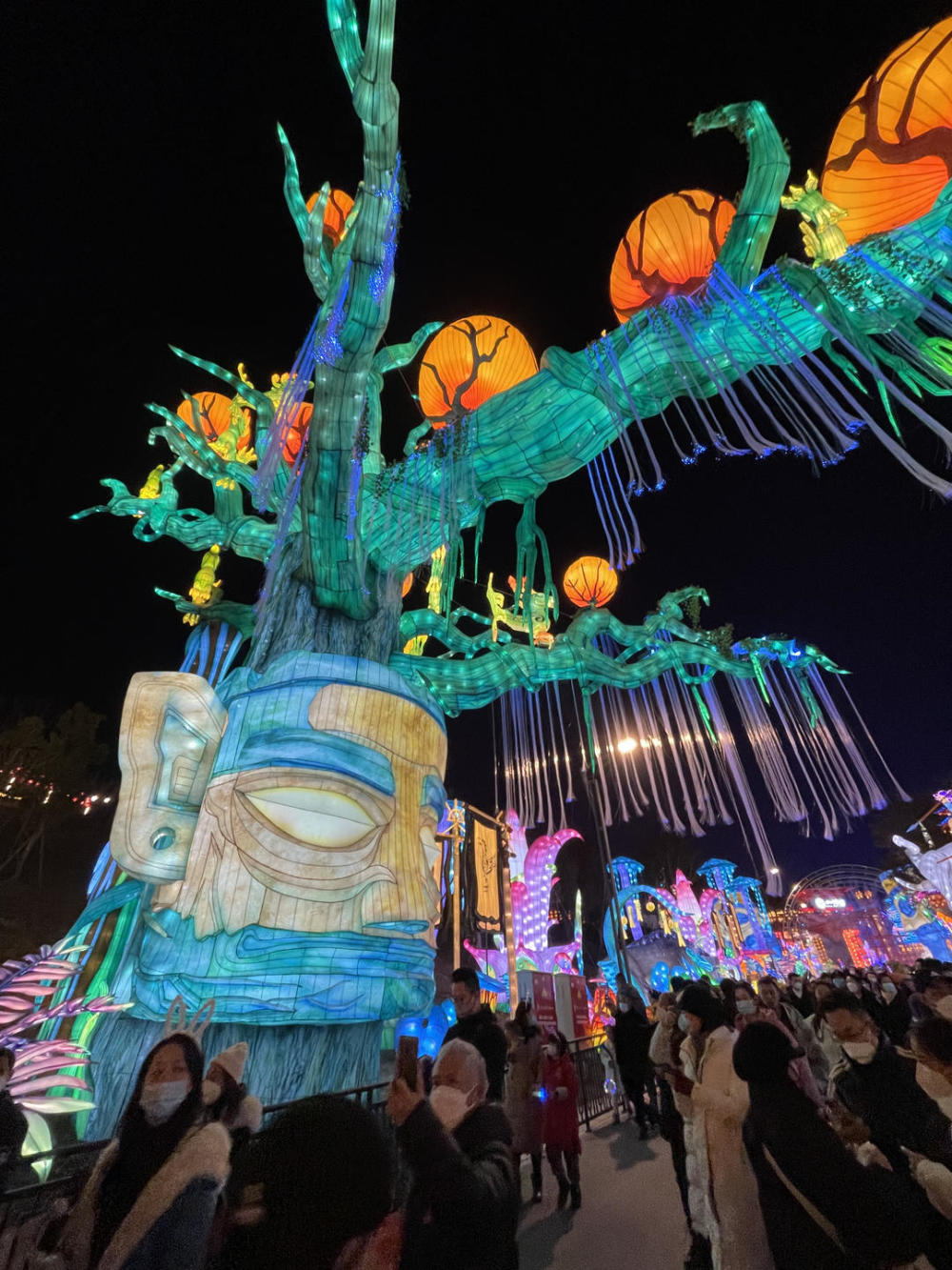 30秒|四川自贡灯会"三星堆面具"灯组惊艳游客 被赞"神秘而有历史感