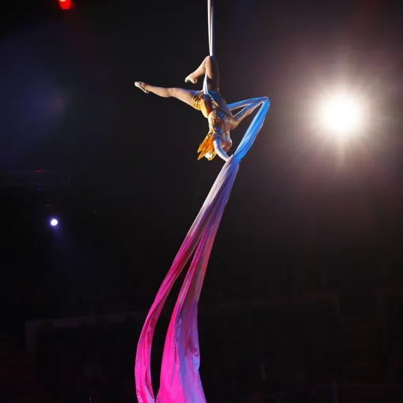 内含惊喜福利丨神秘杂技团空降光华"童话小镇",是谁走不出这个花花的