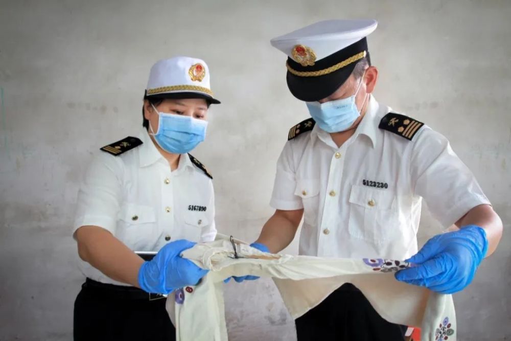 海关总署于当日发布《海关总署关于进口服装采信要求的公告》(总署