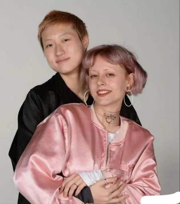 成龙旧情人吴绮莉在工厂直播带货小龙女现状惨淡领救助金生活