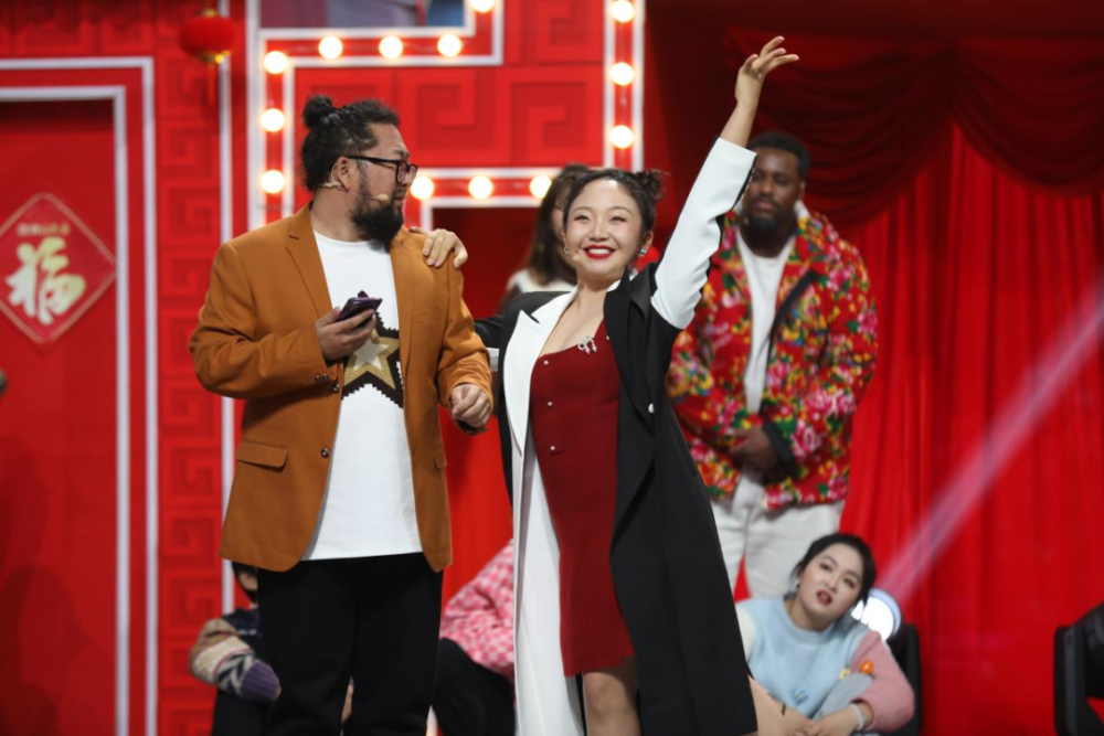 张浩与李嘉琦是《辽视春晚》舞台上的老朋友了.