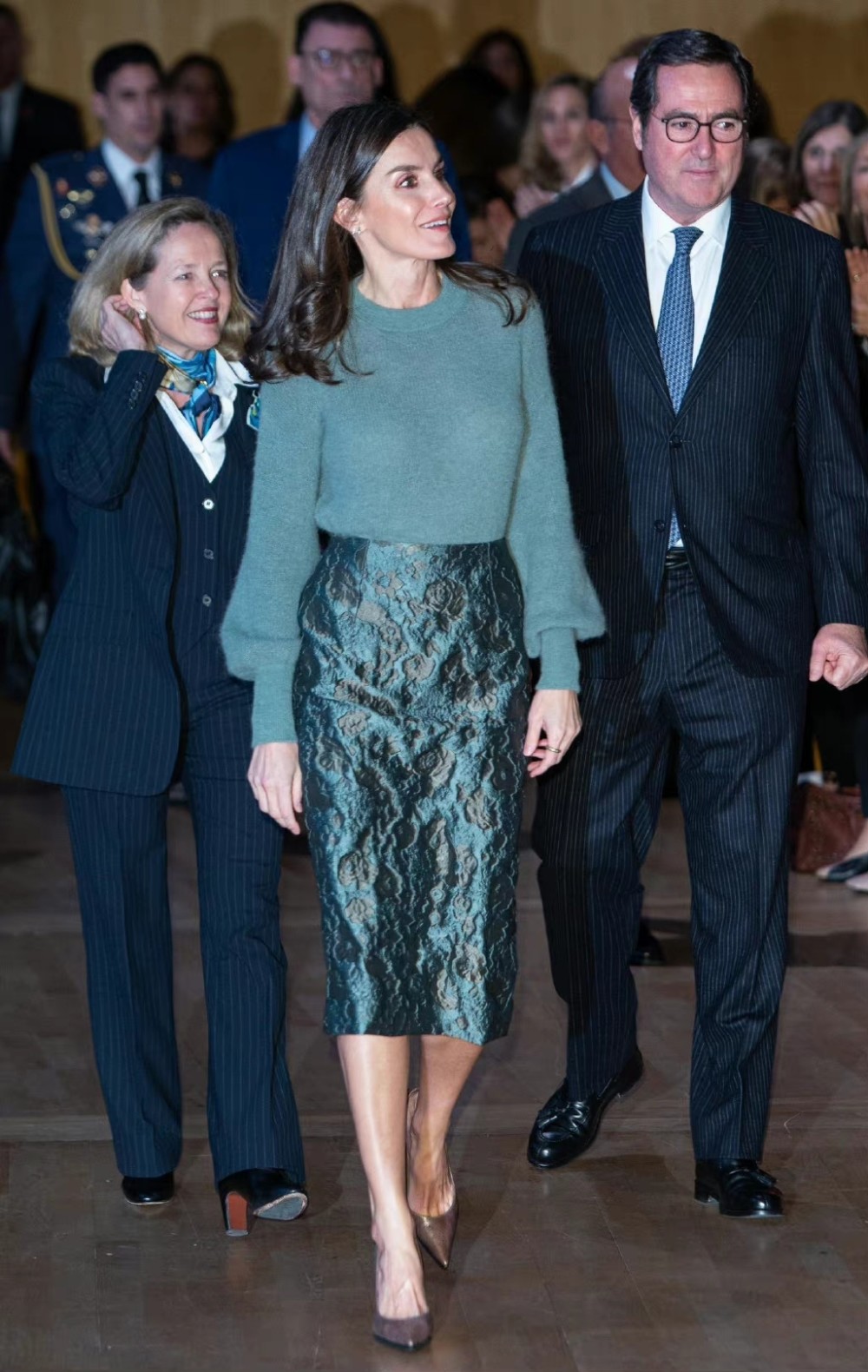 跟着莱蒂齐亚王后学穿搭,每一套都精致干练,拿得出手_腾讯新闻