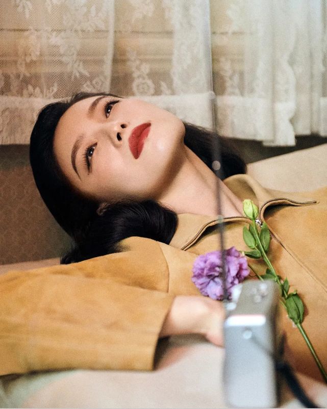 女星倪妮《the ballroom》杂志封面大片,复古卷发红裙柔情万种