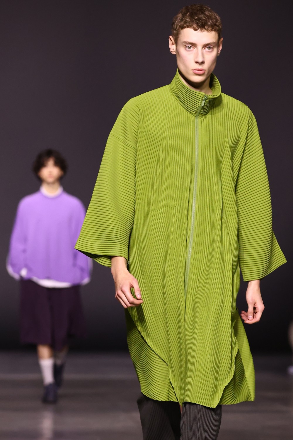 1月19日,模特在法国巴黎男装周上展示三宅一生品牌的2023/2024秋冬