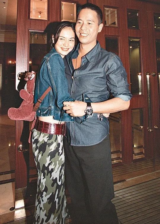 直到06年周立璟和傅明宪当街激吻的实锤摆在眼前,才下定决心离开渣男.