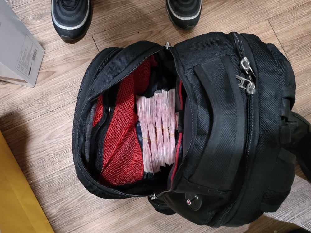 男子安检仪上被人错拿包,险丢老父亲的现金6万元退休工资