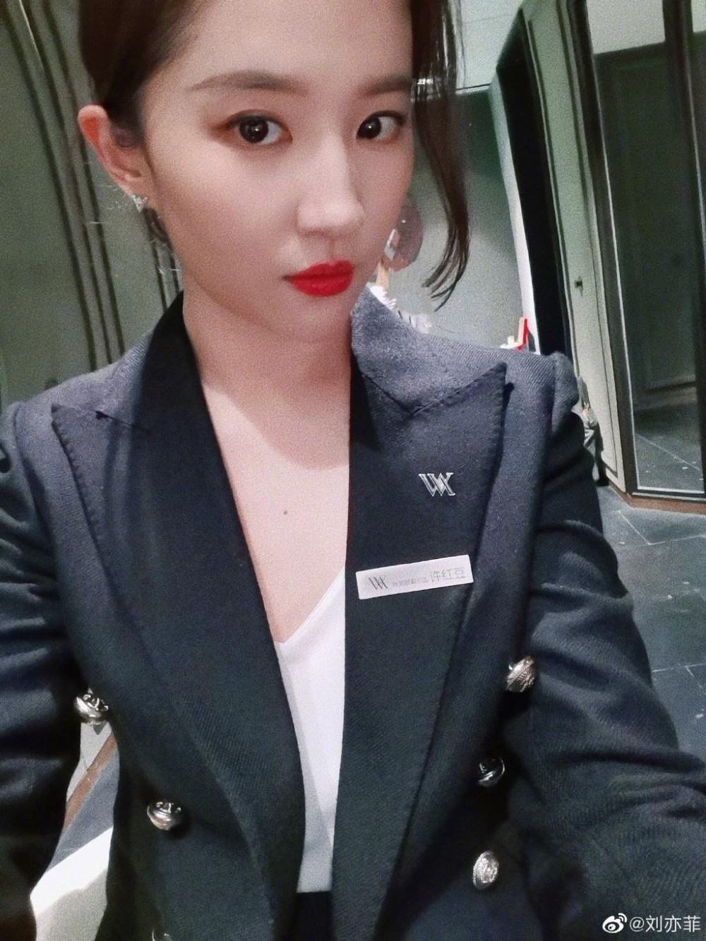 又美又飒35岁刘亦菲晒热播剧花絮照穿黑色职业装涂红唇干练十足扎两根