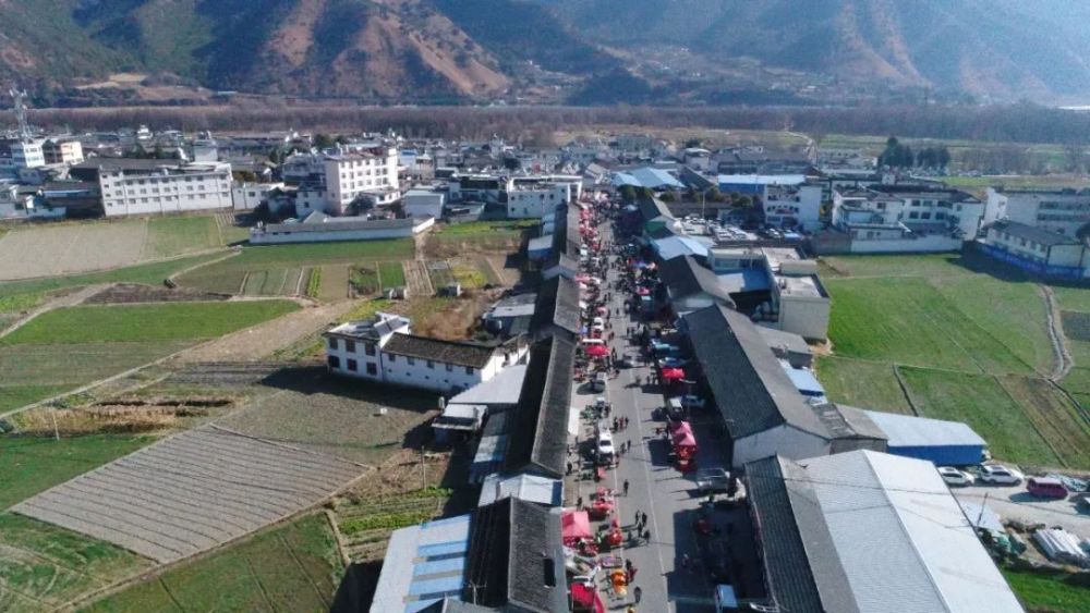 玉龙县巨甸镇:新年新气象 市场人气旺_腾讯新闻