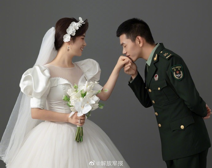 晒一晒我的全家福#军装配婚纱别样浪漫_腾讯新闻