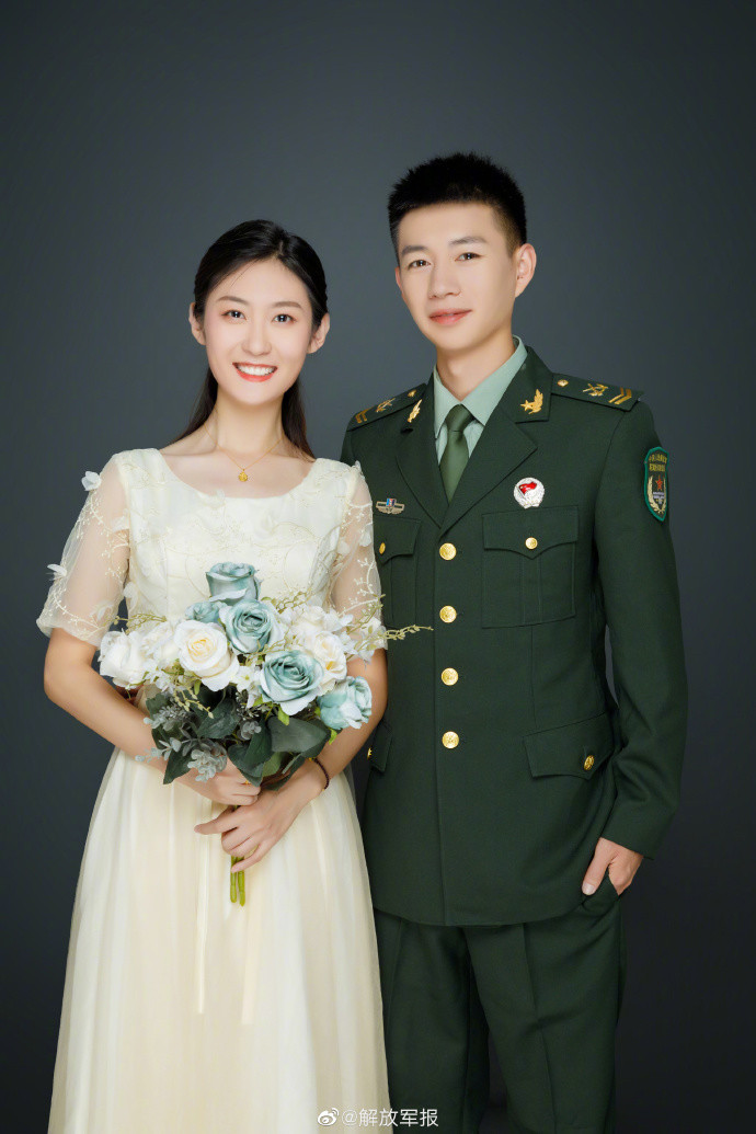 晒一晒我的全家福#军装配婚纱别样浪漫_腾讯新闻