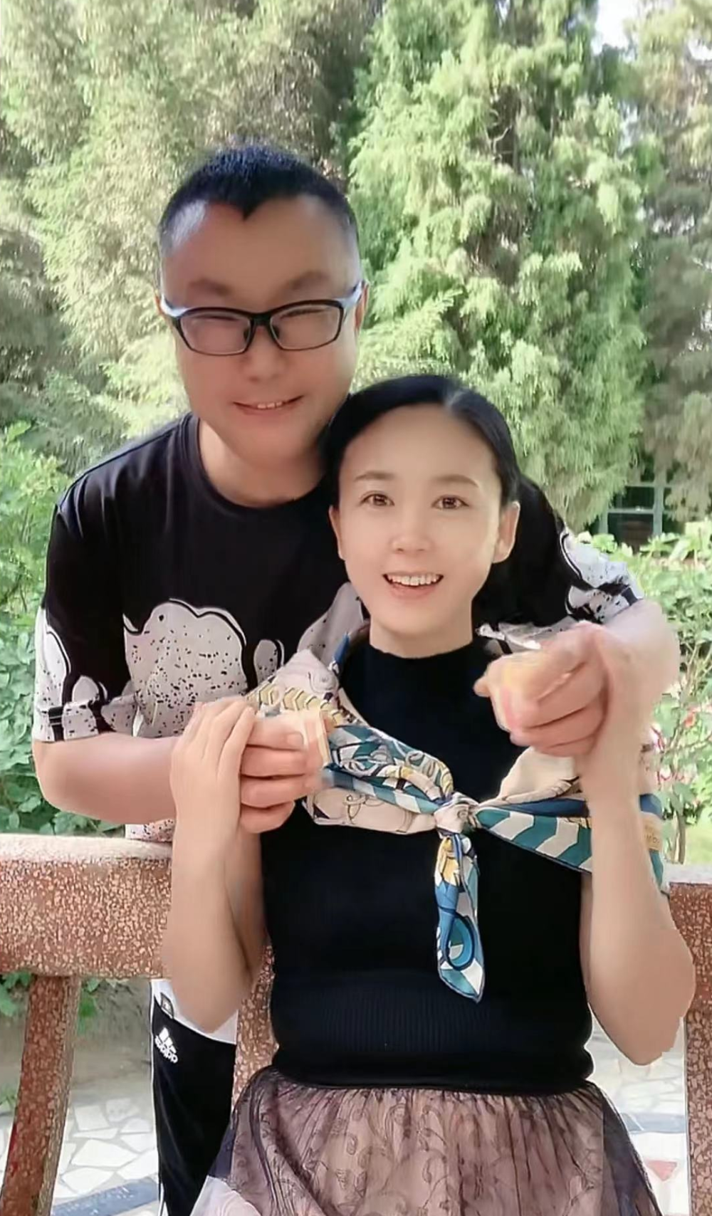 尹相杰带小16岁爱妻采购年货,在北京大街无人识,女方鹅蛋脸貌美