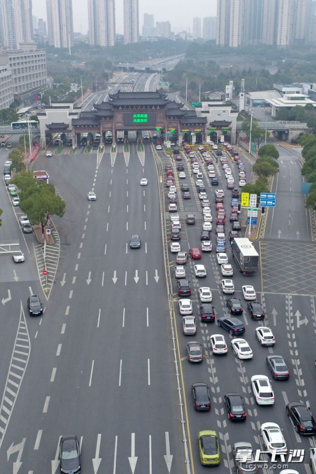 组图丨长沙收费站迎来出城返乡高峰