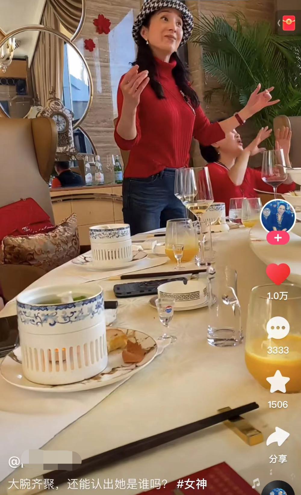 在高档餐厅高歌,淡妆戴奢侈品模样大变