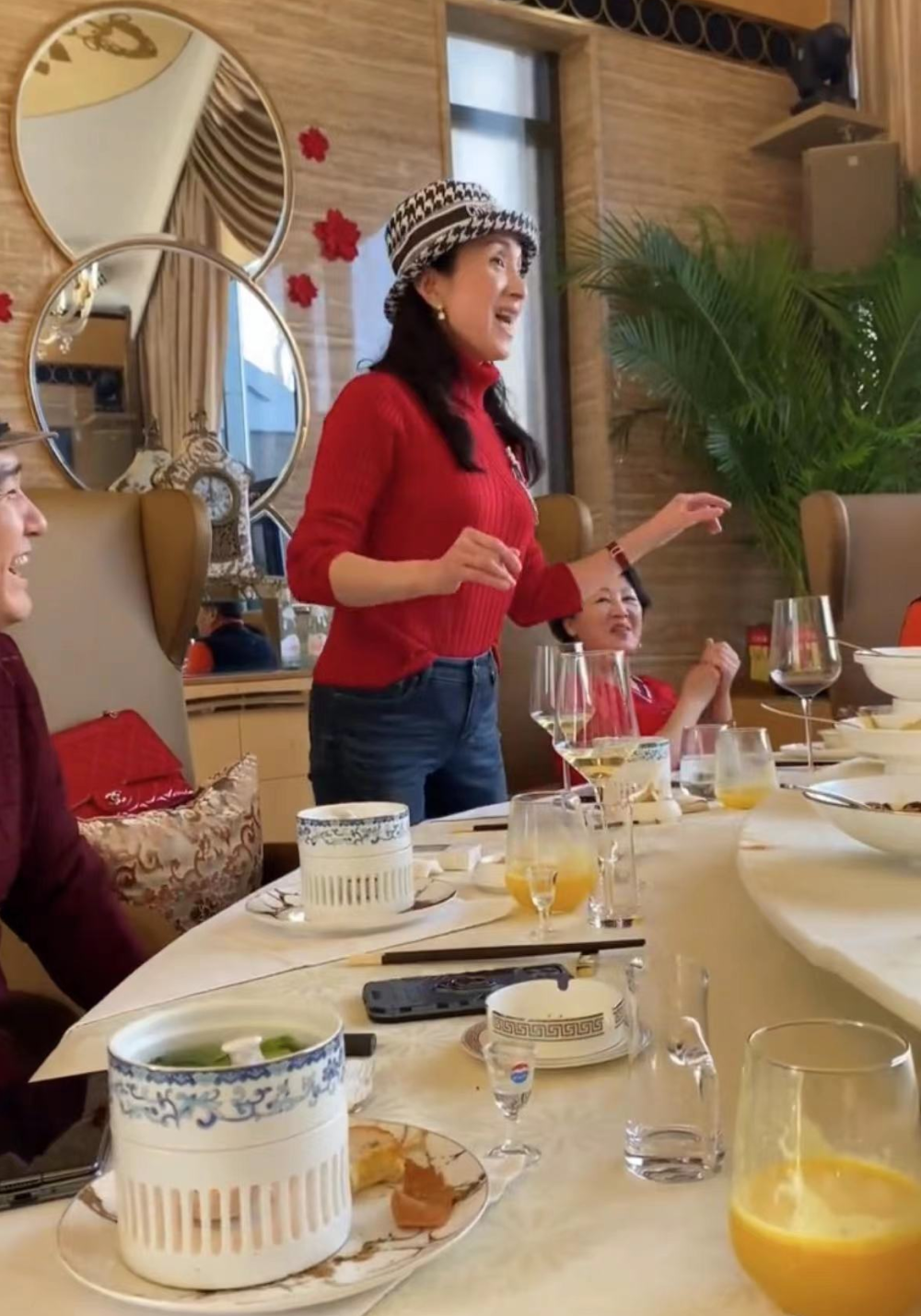 47岁汤灿消失多年后现身!在高档餐厅高歌,淡妆戴奢侈品模样大变