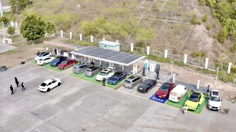 在超级快充方面,目前,已有瓦溪服务区(双向)及河惠莞高速蓝塘服务区