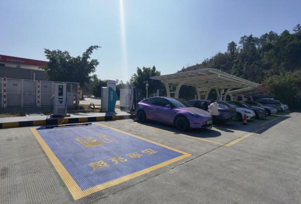 广东高速服务区新增387个充电车位服务春运