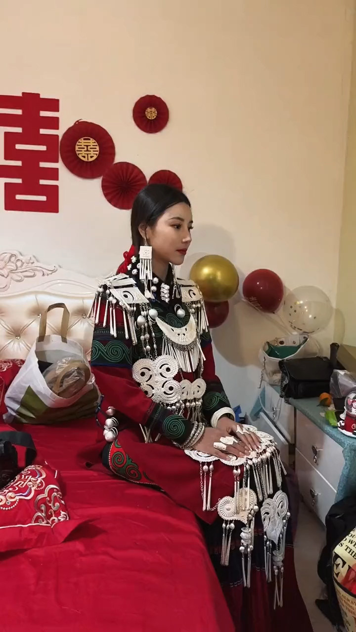 彝族姑娘穿传统服饰结婚颜值与气质明艳动人网友新郎好福气
