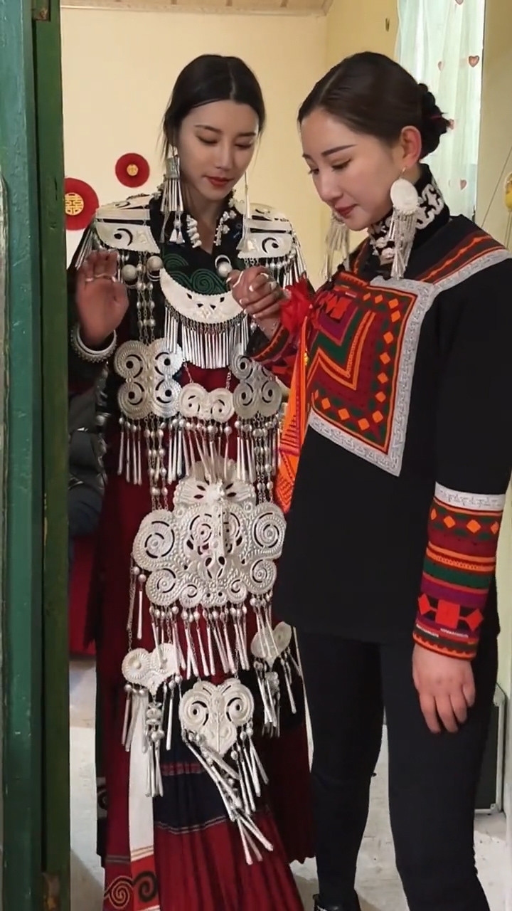 彝族姑娘穿传统服饰结婚,颜值与气质明艳动人!