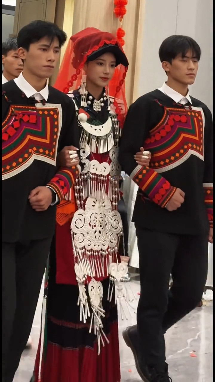 彝族姑娘穿传统服饰结婚,颜值与气质明艳动人!