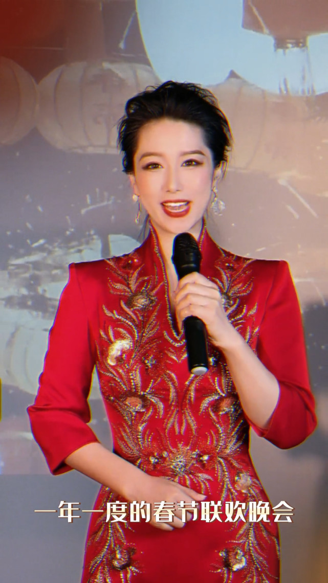 女子模仿不同年代春晚女主持从妆容服饰到主持风格还原度极高