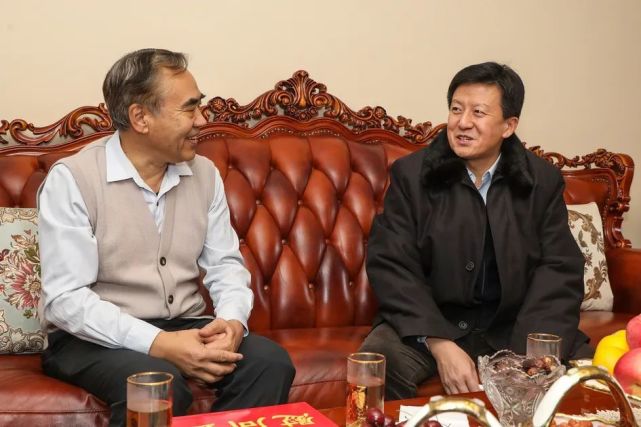 普拉提摄在退休干部艾赛提·扎克尔家里,孙涛代表市委,政府衷心感谢他