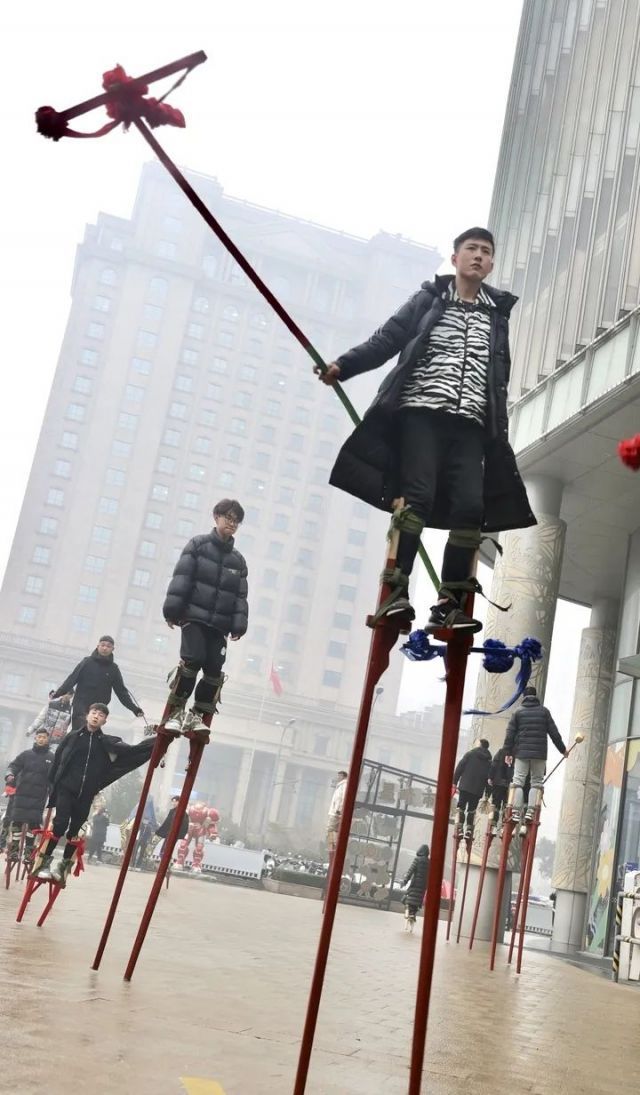 济南西关高跷队备战春节年味拉满
