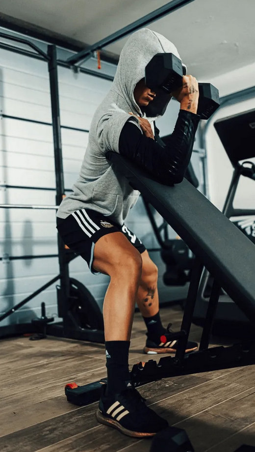 秀一下迪巴拉ins晒健身照不忘展示自己的阿根廷三星球裤