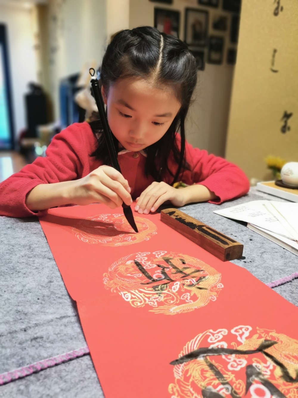 春节记忆·萌娃说过年|王梓琪:学毛笔字后,每年都是我写春联-腾讯新闻