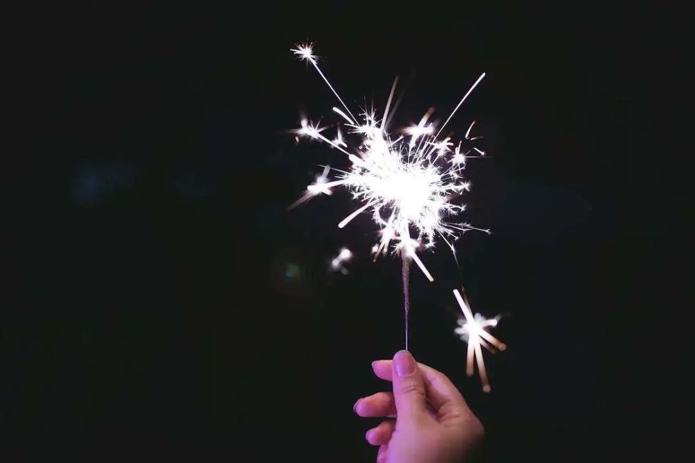 据了解,仙女棒作为烟花的一种,也禁止在本市外环线以内区域燃放.