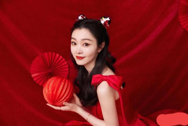 与白敬亭深陷爱河的女明星宋轶,也秀出了她的除夕福利.