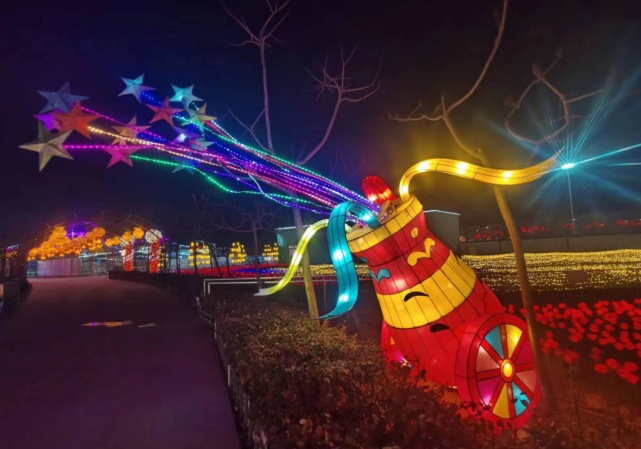 眼下,位于德州城北的乾兆花海景区,一片浓浓的新春喜庆节日气氛,徇烂