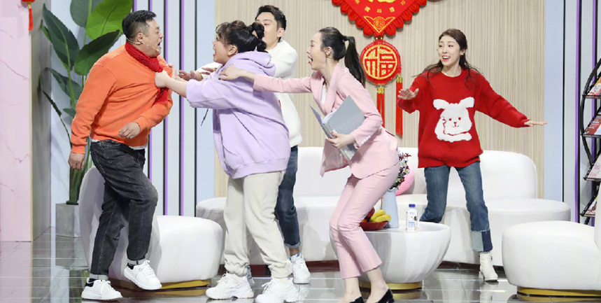第二个节目就是郭冬临,王宁,黄杨,陈嘉男带来的小品《邻里乐融融》.