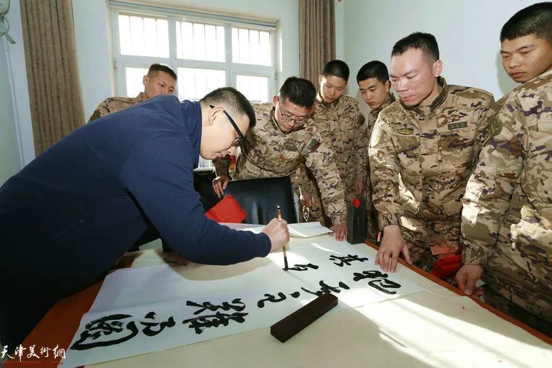 书法家张文荪袁强民张茂起写春联福字为武警战士送新春祝福