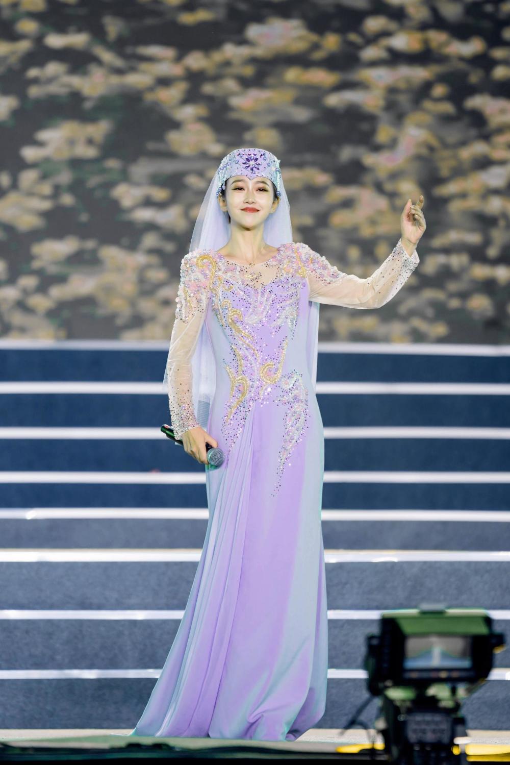 昨晚宁夏姑娘黄亚登上央视春晚与百姓歌手合唱早安阳光