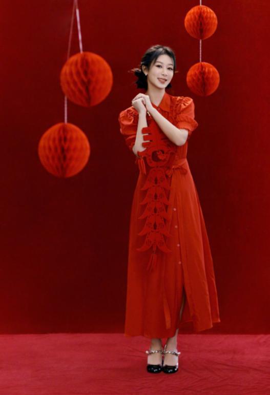 杨紫春晚开场穿搭与其他人格格不入就属她看着壮不如拜年造型