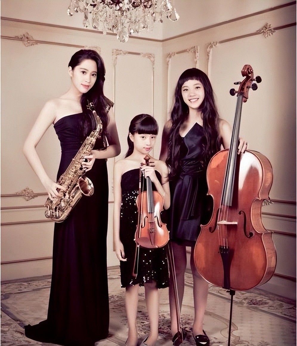 欧阳娜娜晒一家五口过年新衣,三姐妹衣服区别大,爸爸被指偏心_腾讯