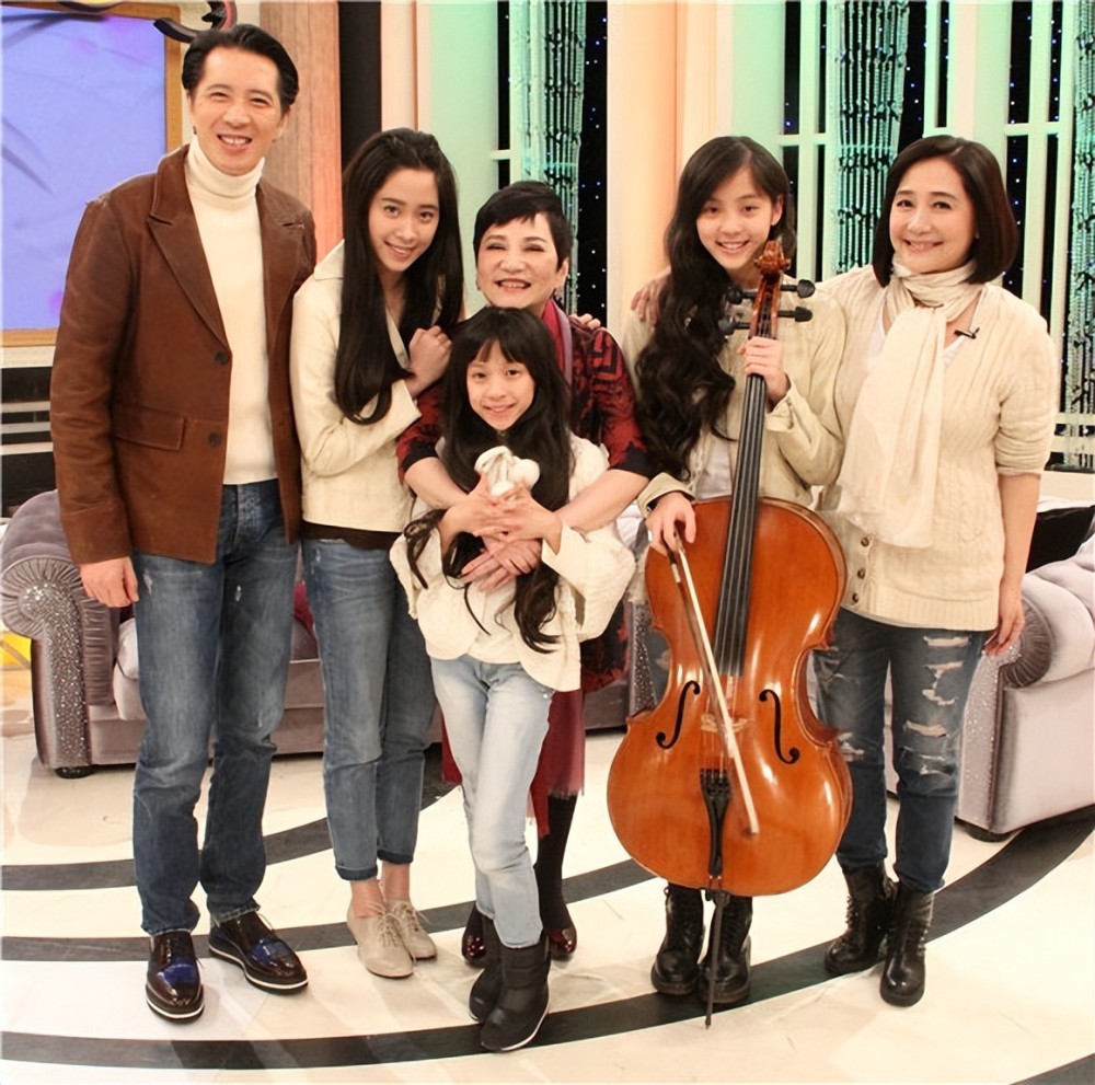 欧阳娜娜晒一家五口过年新衣,三姐妹衣服区别大,爸爸被指偏心_腾讯