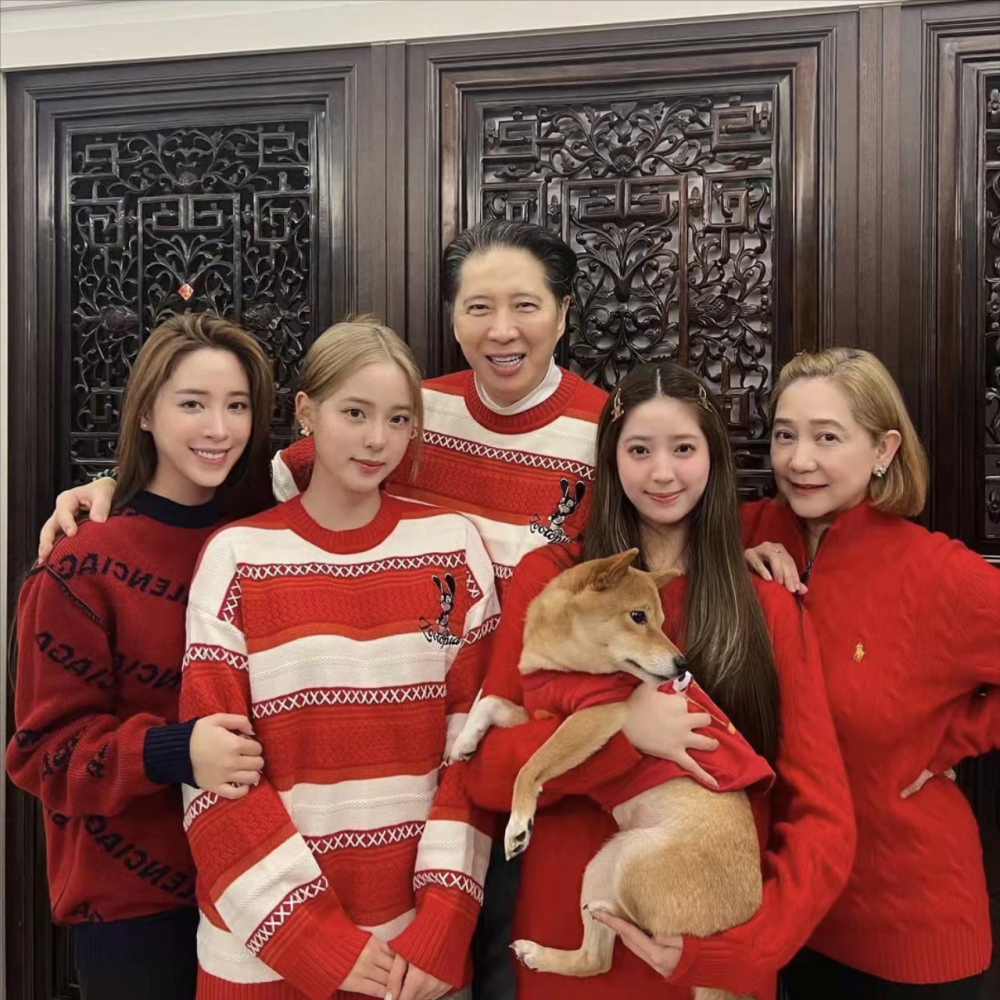 欧阳娜娜晒一家五口过年新衣三姐妹衣服区别大爸爸被指偏心