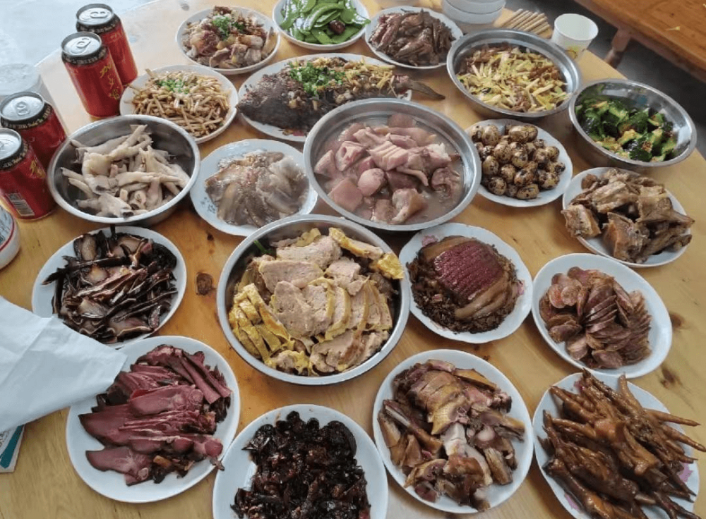 菜品看着很粗旷,以肉食为主,热菜,凉拌菜应有尽有,各种下酒菜也很多