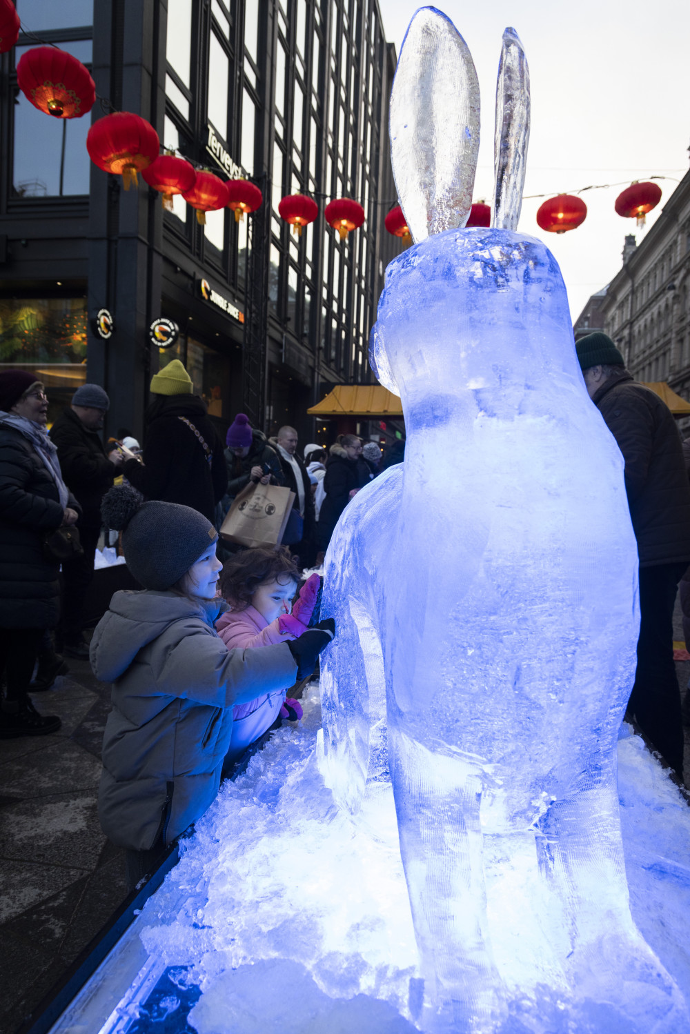 赏冰雕舞龙狮芬兰多彩活动迎中国新年