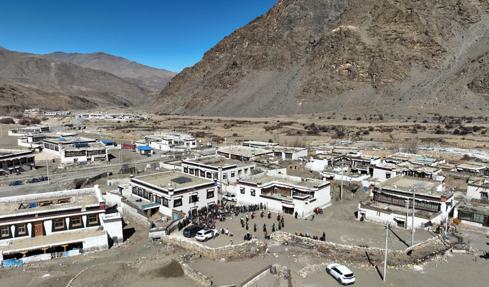 (新春走基层)(6)西藏:除夕普村的村晚