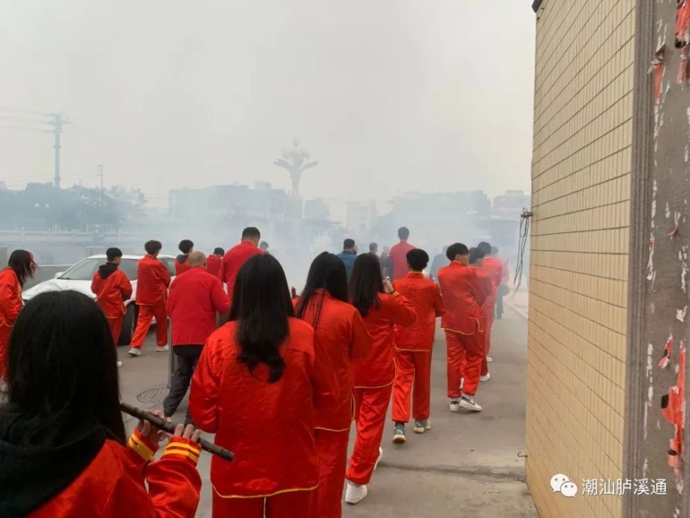 大老热大年初一胪溪上厝这支队伍出营了