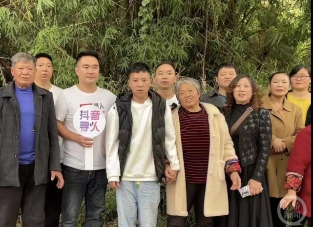 去年11月,在寻亲志愿者们的帮助下,小谭回到开州南门镇三道河村,与