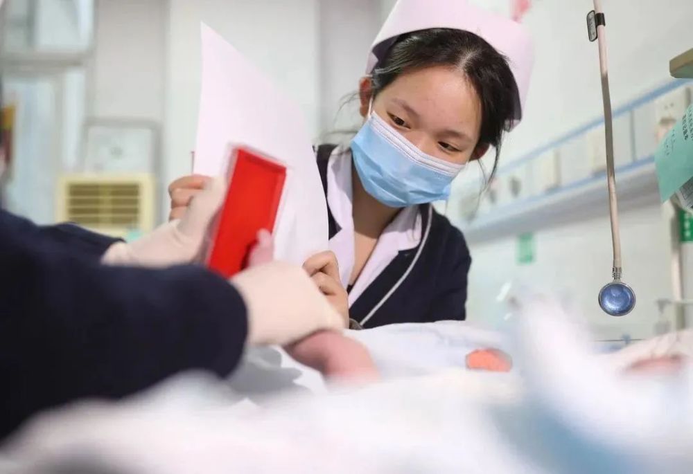 春节我在岗医护人员坚守岗位全力守护百姓健康一