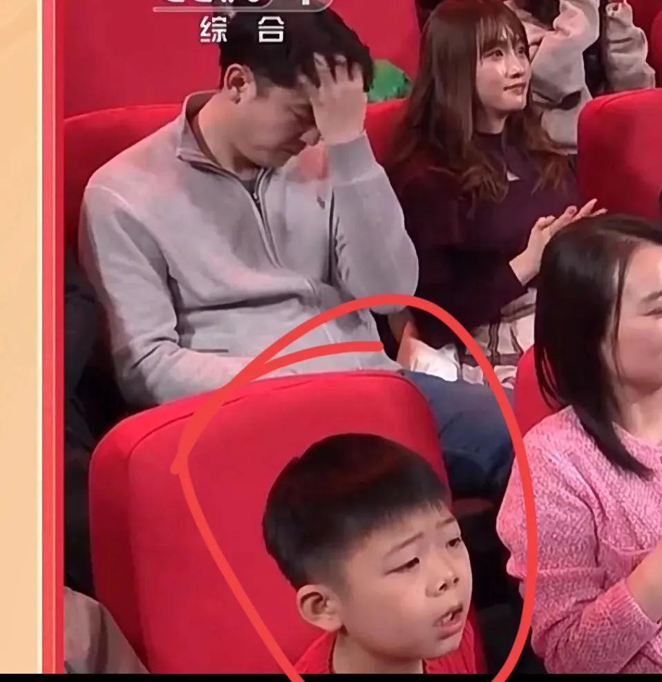 春晚上抢镜的5位素人:脸笑僵的伴舞,一夜爆红的挠头哥和迷茫弟_腾讯