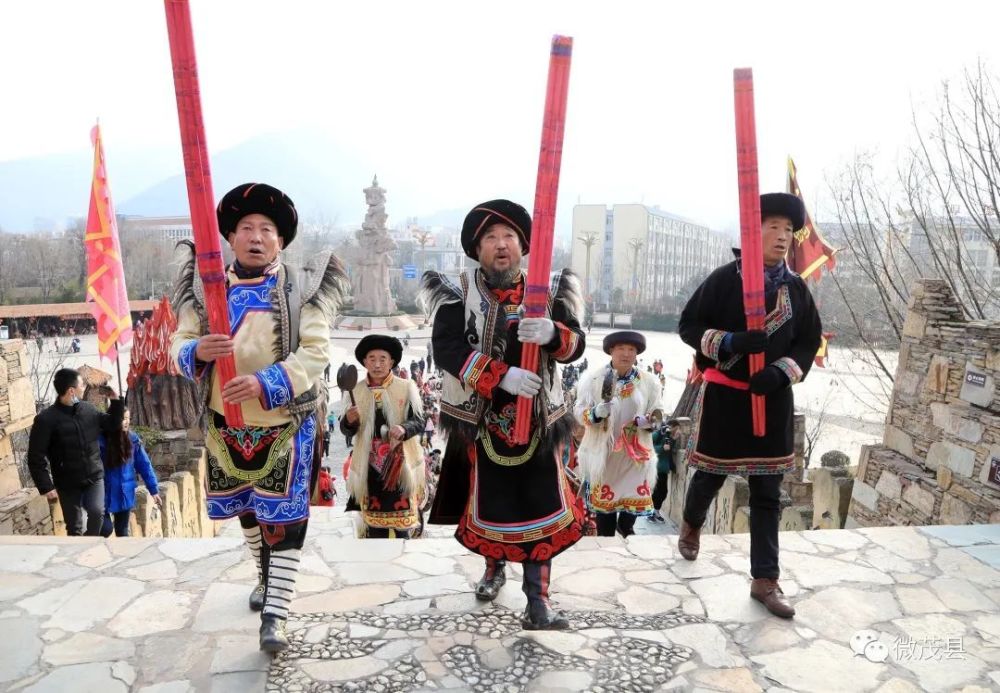 上午10时,在羌族释比的带领下,祭祀队从羌文化广场,羌王官寨出发,以