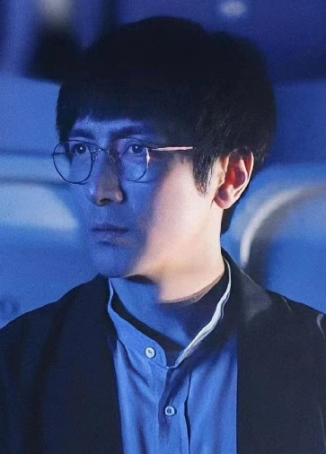 张鲁一戴上眼镜,梳起直发造型,就是一个温和冷静,不谙世事的物理学家