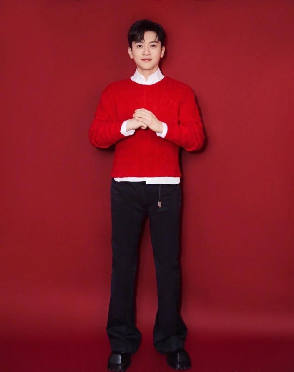 央视春晚男星状态:吴磊挥动玩偶如招财猫,苏有朋鞋子厚重太憨_腾讯